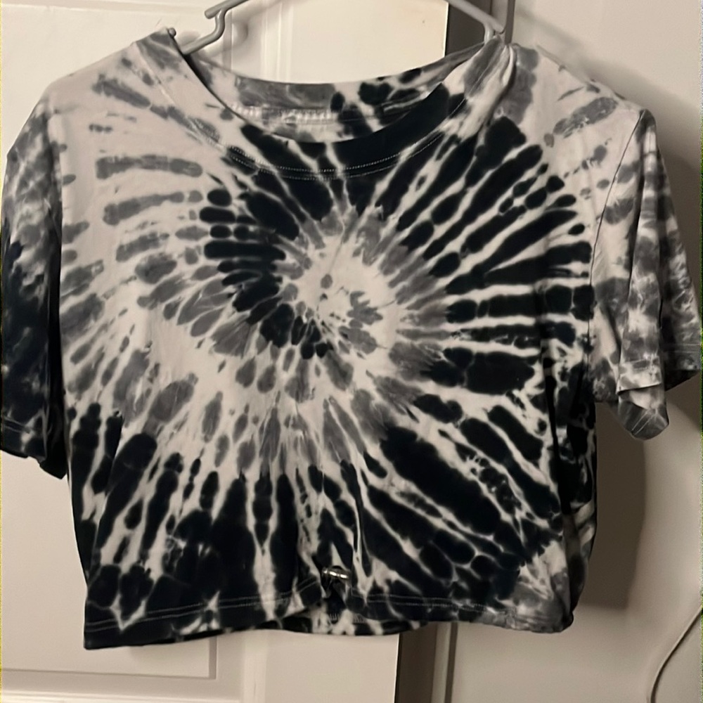 I’m selling this cropped blue, white and gray tie-dye top from pink